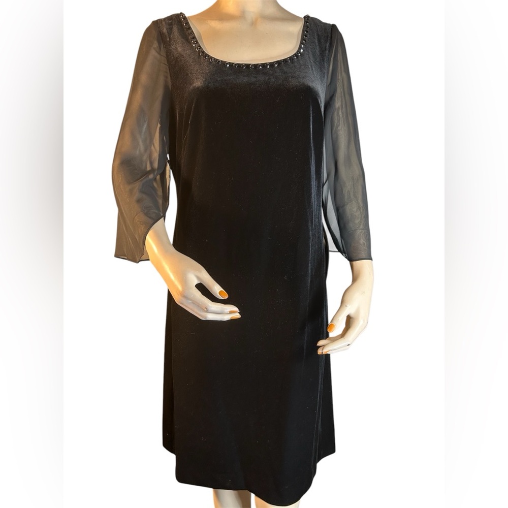 Black Sheath Dress with 3/4 Sleeves and Crew Neck
